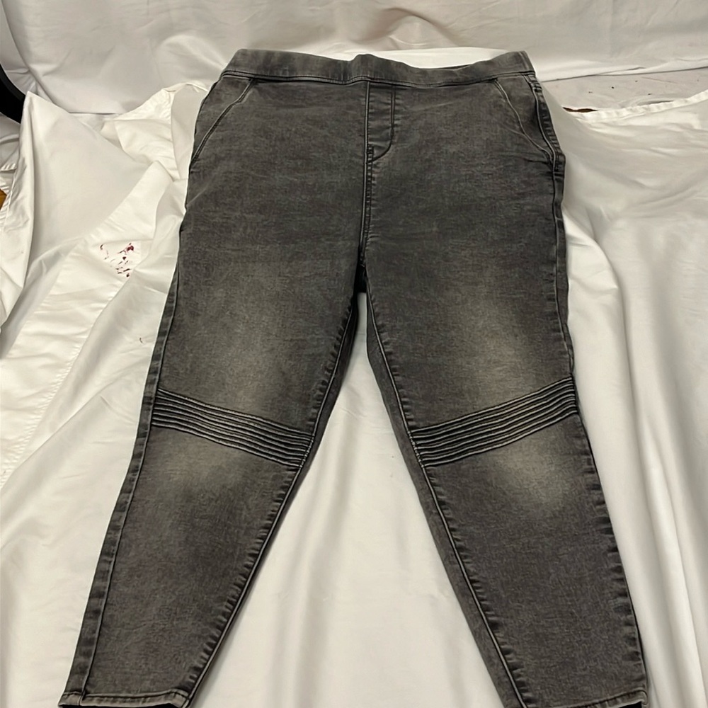 Levi’s Denizen pull on, high rise jagging (L) charcoal distressed